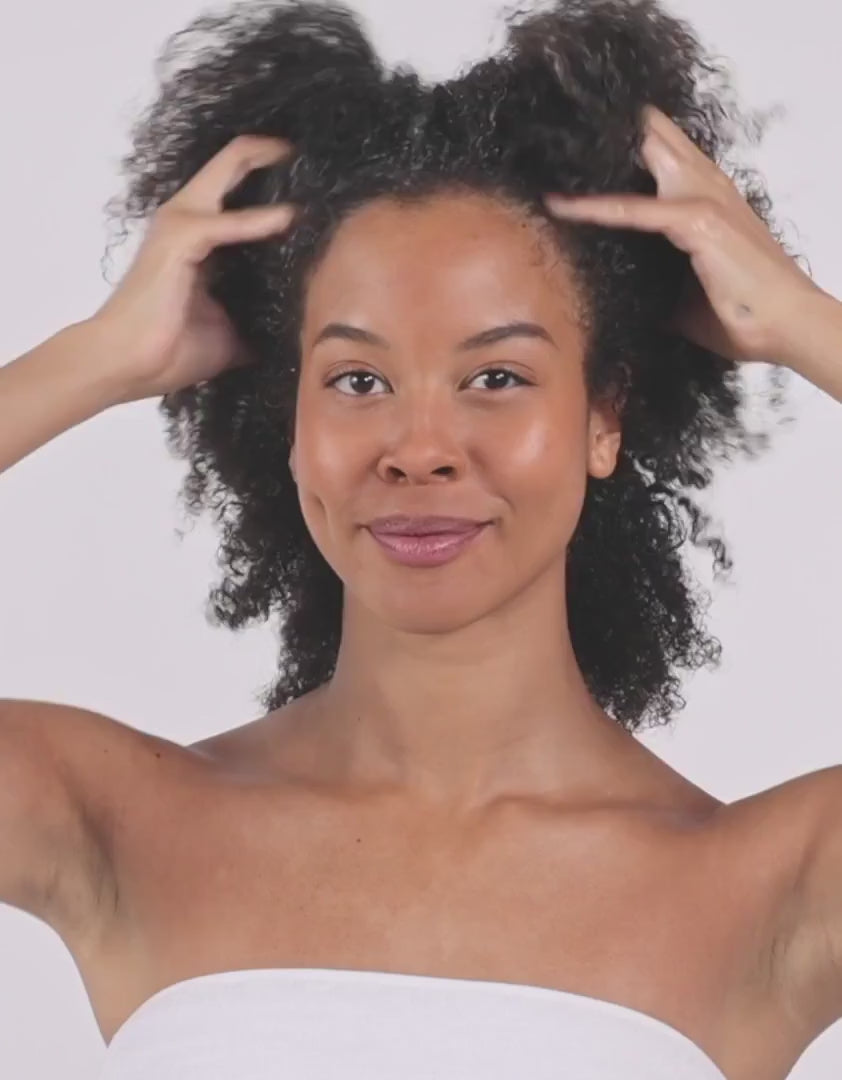 Sam McKnight Crème Cleanse Cleansing Conditioner – Video