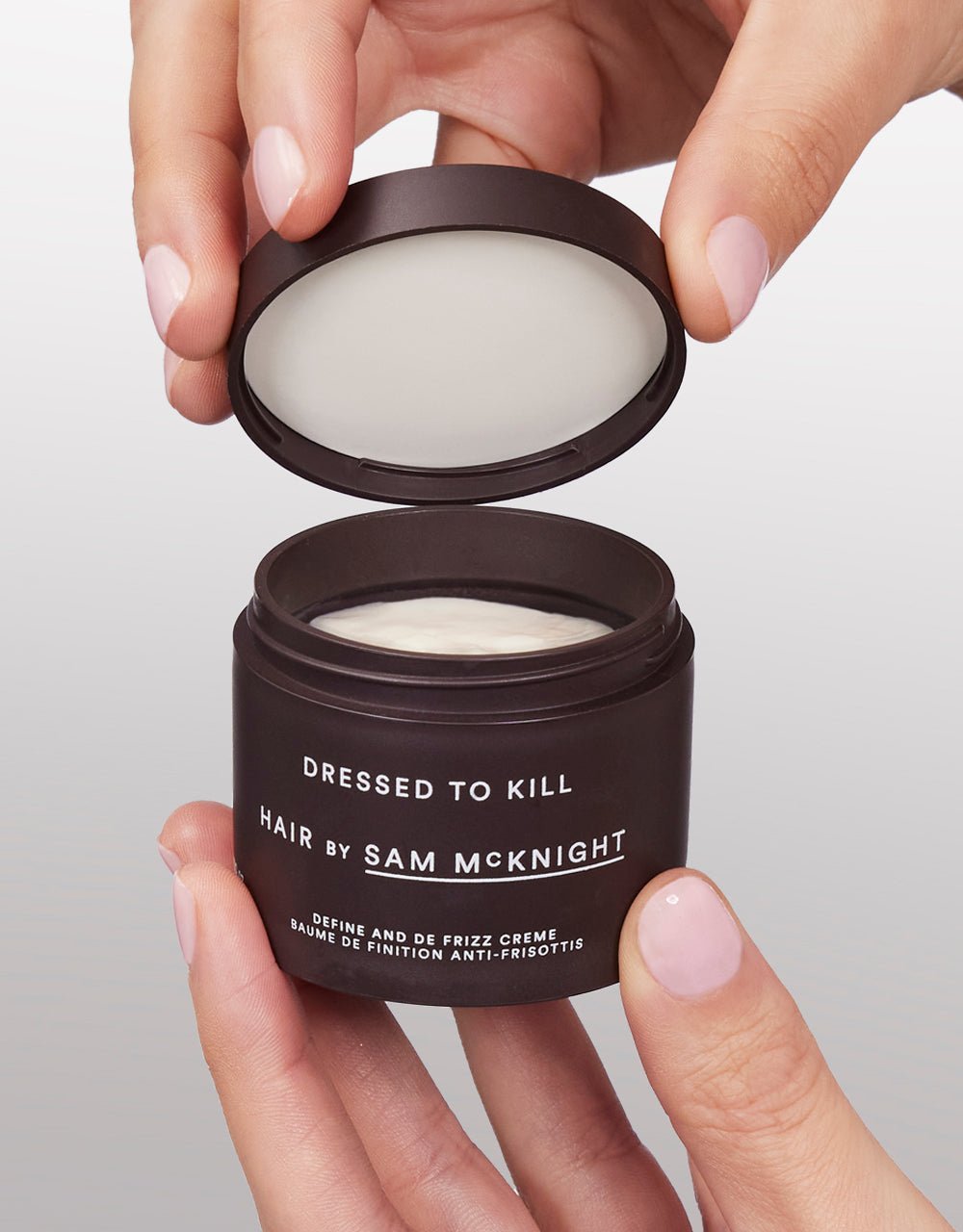 Sam McKnight Dressed to Kill Define & Defrizz Creme – Produkt in der Hand